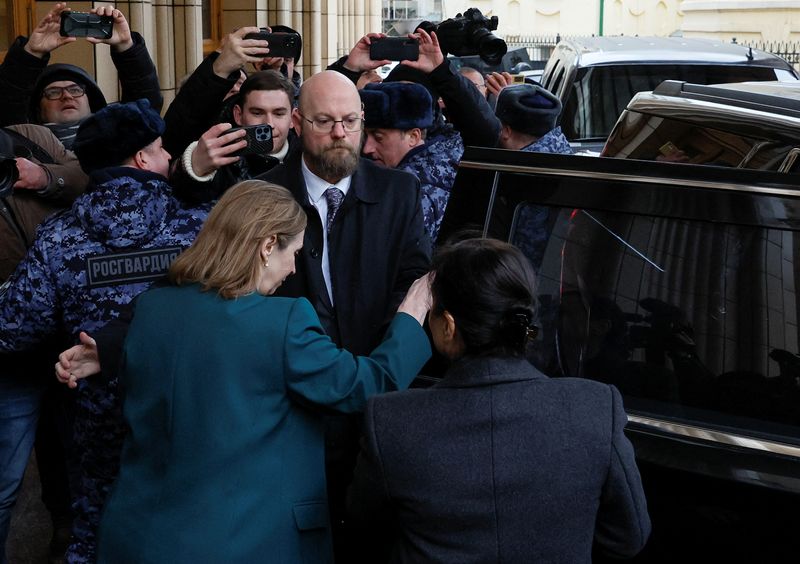 &copy; Reuters. U.S. ambassador to Russia Lynne Tracy gets into a car while leaving the headquarters of Russia's foreign ministry after a meeting in Moscow, Russia, January 30, 2023. REUTERS/Shamil Zhumatov