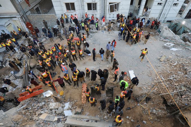 © Reuters. Rescue workers look for survivors under a collapsed roof, after a suicide blast in a mosque in Peshawar, Pakistan January 30, 2023. REUTERS/Fayaz Aziz