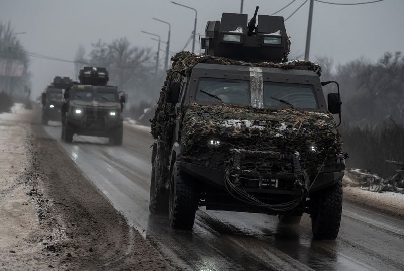 &copy; Reuters. مركبات عسكرية في دونيتسك بأوكرانيا يوم الاحد. تصوير: فياتشيسلاف راتينسكي - رويترز.