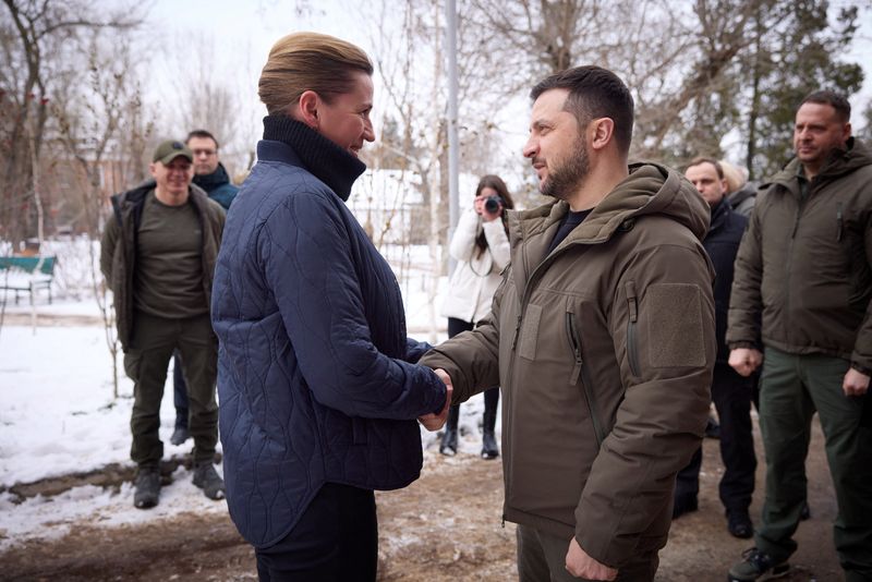 &copy; Reuters. Foto del lunes del Presidente de Ucrania Volodymyr Zelenskiy saludando a la Primera Ministra danesaMette Frederiksen en Mykolaiv
Ene 30, 2023. Ukrainian Presidential Press Service/Handout via REUTERS 