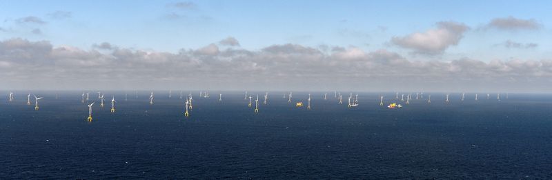 &copy; Reuters. FILE PHOTO: Wind turbines of the high-sea wind farm BARD Offshore 1, stand 100 kilometres (62 miles) north-west of the German island of Borkum in the North sea August 26, 2013. REUTERS/Fabian Bimmer/File Photo