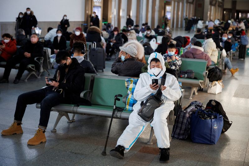 &copy; Reuters. Pessoa usando trajes de proteção em estação ferroviária de Pequim
20/01/2023 REUTERS/Thomas Peter