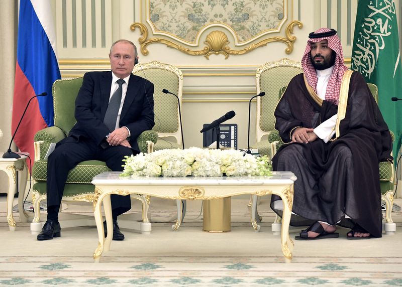 © Reuters. FILE PHOTO: Russian President Vladimir Putin and Saudi Arabia's Crown Prince Mohammed bin Salman attend a meeting in Riyadh, Saudi Arabia, October 14, 2019.  Sputnik/Alexei Nikolsky/Kremlin via REUTERS 