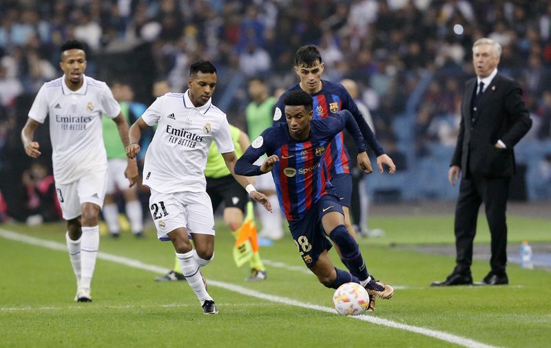 &copy; Reuters. Rodrygo e Alex Balde disputam bola durante partida entre Real Madrid e Barcelona pela Super Copa da Espanha em Riad, na Arábia Saudita
15/01/2023 REUTERS/Ahmed Yosri