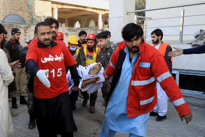 &copy; Reuters. パキスタンの北西部ペシャワールにある混雑したモスクで３０日、警察を標的とした自爆攻撃とみられる爆発が起き、少なくとも３２人が死亡した。この地域ではイスラム過激派の活動が活