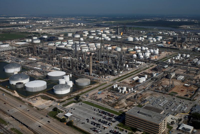 © Reuters. FILE PHOTO: An aerial view of the Deer Park Manufacturing Complex is seen in Deer Park, Texas, U.S. August 31, 2017. REUTERS/Adrees Latif