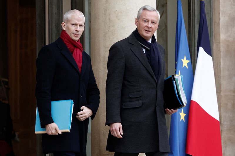 &copy; Reuters. FILE PHOTO: French Junior Minister of Relations with the Parliament Franck Riester and Minister for Economy, Finance, Industry and Digital Security Bruno Le Maire leave following the weekly cabinet meeting and an official presentation of the pension refor