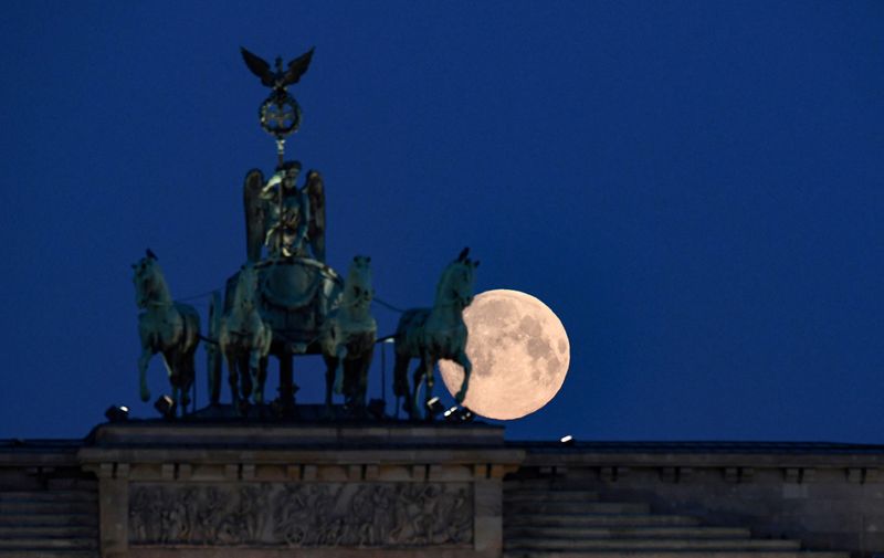 &copy; Reuters. FILE PHOTO: An almost full moon is seen behind the quadriga of Brandenburg Gate, as the spread of coronavirus disease (COVID-19) continues, in Berlin, Germany, April 7, 2020.  REUTERS/Annegret Hilse/File Photo