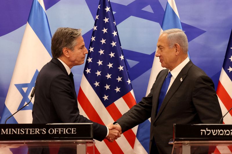 © Reuters. US Secretary of State Antony Blinken and Israeli Prime Minister Benjamin Netanyahu shake hands during a press conference, on January 30, 2023 in Jerusalem.     RONALDO SCHEMIDT/Pool via REUTERS