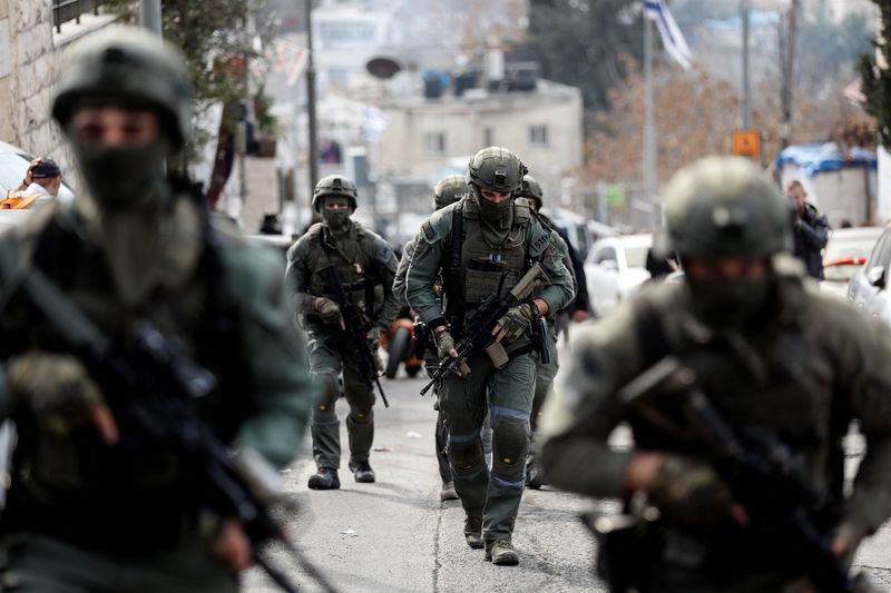 © Reuters. أفراد من قوات الأمن الإسرائيلية في موقع هجوم في صورة بتاريخ 28 يناير كانون الثاني 2023. تصوير: عمار عوض - رويترز. 