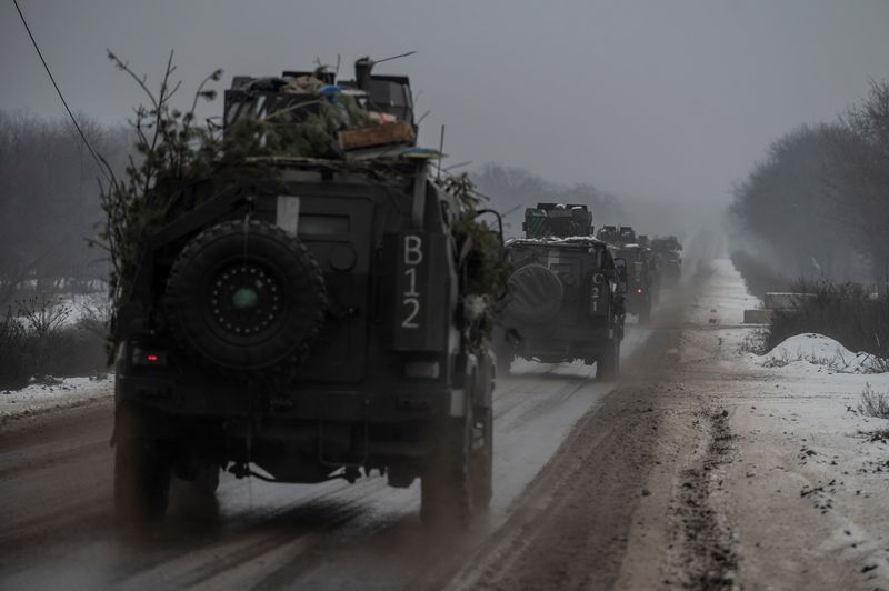 &copy; Reuters. Vehículos blindados de transporte de tropas circulan por una carretera cerca de una línea del frente, en medio del ataque de Rusia a Ucrania, en la región de Donetsk, Ucrania. 29 de enero, 2023. REUTERS/Viacheslav Ratynskyi