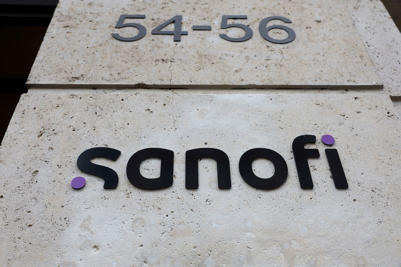 © Reuters. FILE PHOTO: Sanofi logo at the company's headquarters during the annual results news conference in Paris, France, February 4, 2022. REUTERS/Benoit Tessier/File Photo
