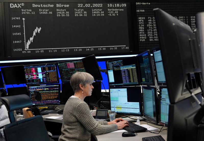 &copy; Reuters. Un trader travaille à la bourse de Francfort, en Allemagne. /Photo prise le 22 février 2022/REUTERS/Timm Reichert