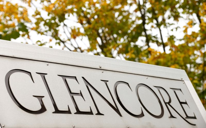 &copy; Reuters. FILE PHOTO: The logo of commodities trader Glencore is pictured in front of the company's headquarters in Baar, Switzerland, September 30, 2015. REUTERS/Arnd Wiegmann//File Photo