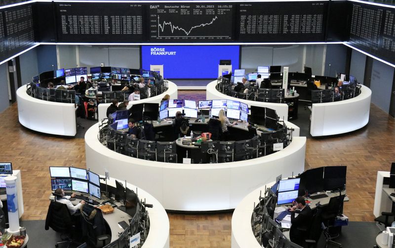 &copy; Reuters. شاشات تعرض بيانات مؤشر داكس الألماني في بورصة فرانكفورت يوم الاثنين. تصوير: رويترز. 