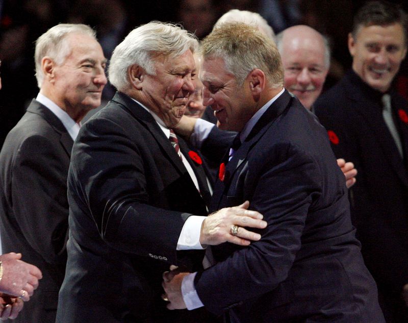 &copy; Reuters. FILE PHOTO: Former NHL star Bobby Hull (L) embraces his son Brett Hull during an on-ice ceremony to introduce the 2009 Hockey Hall of Fame inductees before the Toronto Maple Leafs' and Detroit Red Wings' NHL hockey game in Toronto November 7, 2009.     RE