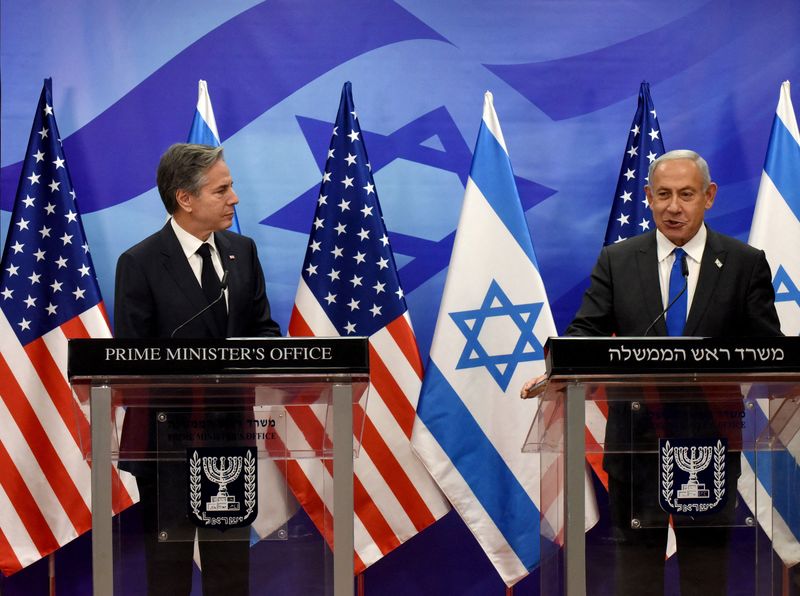 © Reuters. بلينكن خلال مؤتمر صحفي مع نتنياهو في القدس يوم الاثنين. صورة من ممثل لوكالات الأنباء. 