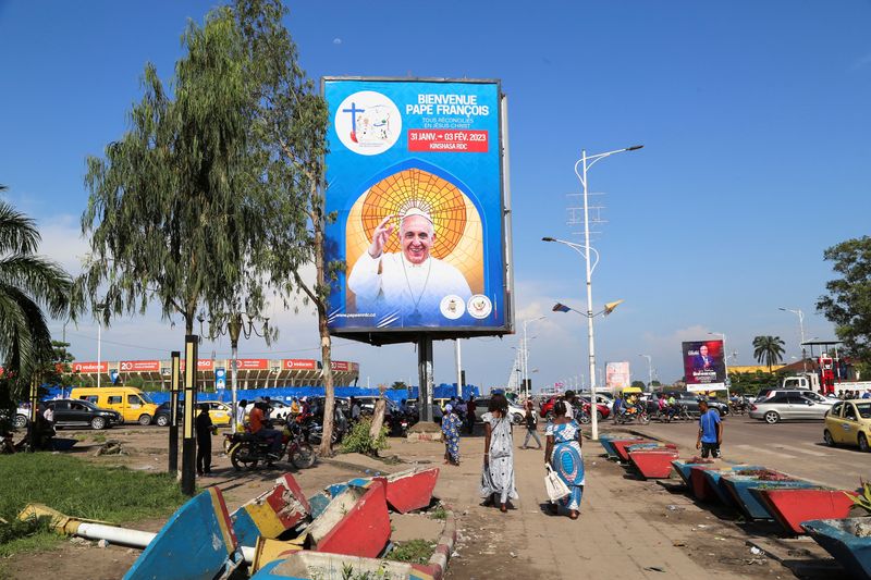 © Reuters. A view shows a billboard of Pope Francis, a day ahead of his arrival near the Stadium of the Martyrs where he will meet Congolese youth in Kinshasa, Democratic Republic of the Congo, January 30, 2023. REUTERS/Justin Makangara