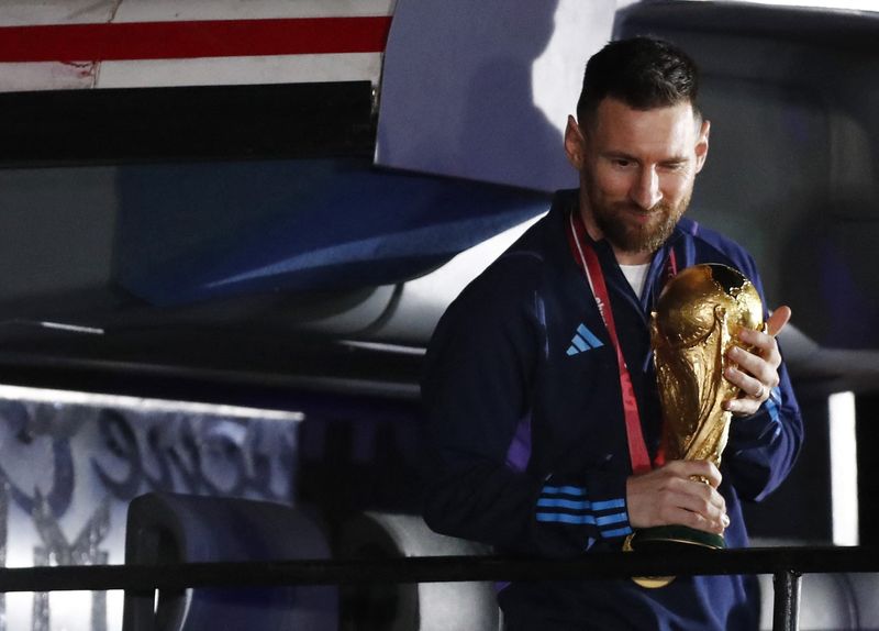 &copy; Reuters. Messi chega em Buenos Aires com troféu da Copa do Mundo
20/12/2022
REUTERS/Agustin Marcarian