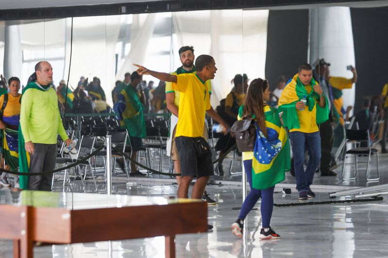 &copy; Reuters. Bolsonaristas radicais invadem o Palácio do Planalto em 8 de janeiro
08/01/2023
REUTERS/Adriano Machado