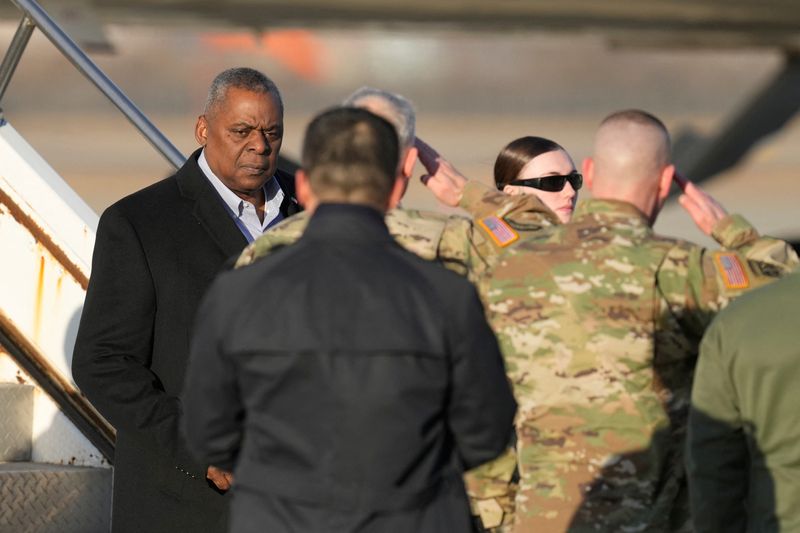 &copy; Reuters. U.S. Secretary of Defense Lloyd Austin is greeted by military officials upon his arrival at the Osan Air Base in Pyeongtaek, South Korea January 30, 2023. Lee Jin-man/Pool via REUTERS
