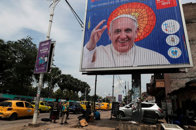&copy; Reuters. لافتة تحمل صورة البابا فرنسيس قبل يوم من وصوله إلى كينشاسا في الكونجو يوم الاثنين. تصوير: لوك جناجو - رويترز.