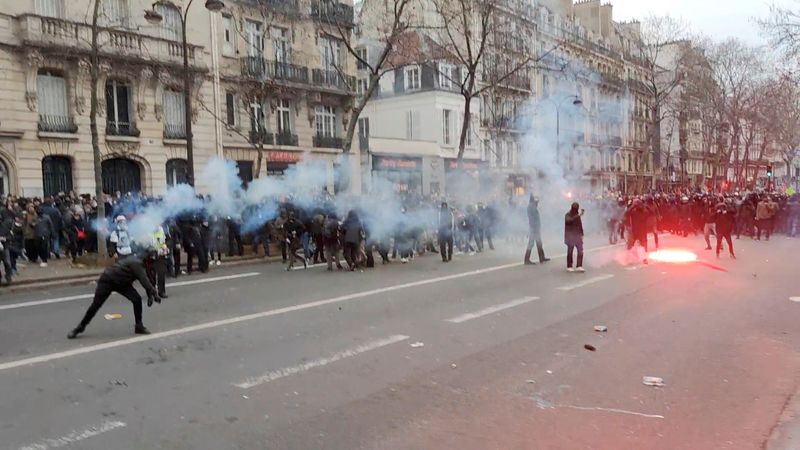 &copy; Reuters. FILE PHOTO-Police officers clash with protesters as they demonstrate against the French government's pension reform plan in Paris, France, January 19, 2023. Adrien AdcaZz via REUTERS. 