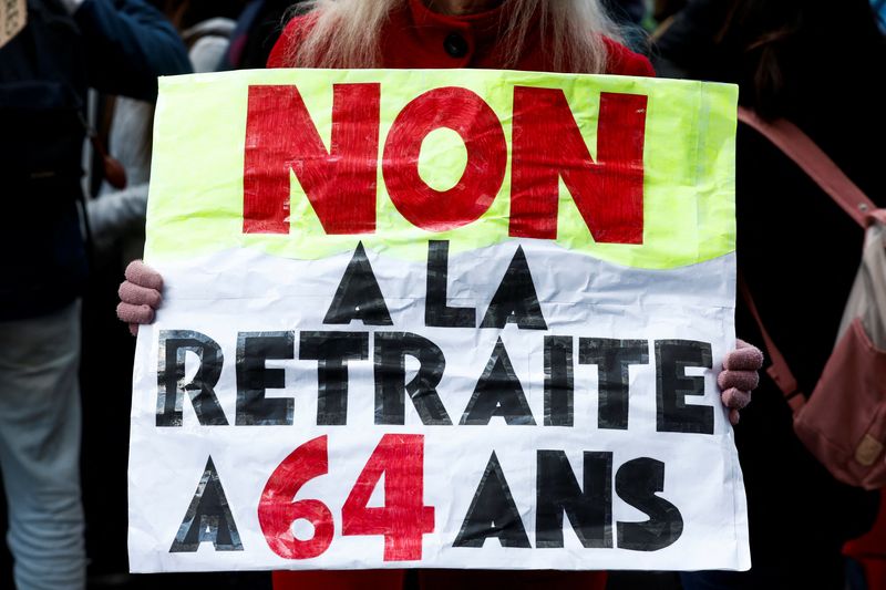 &copy; Reuters. Une manifestante lors d'un rassemblement contre le plan de réforme des retraites du gouvernement français à Paris. /Photo prise le 21 janvier 2023/REUTERS/Benoit Tessier