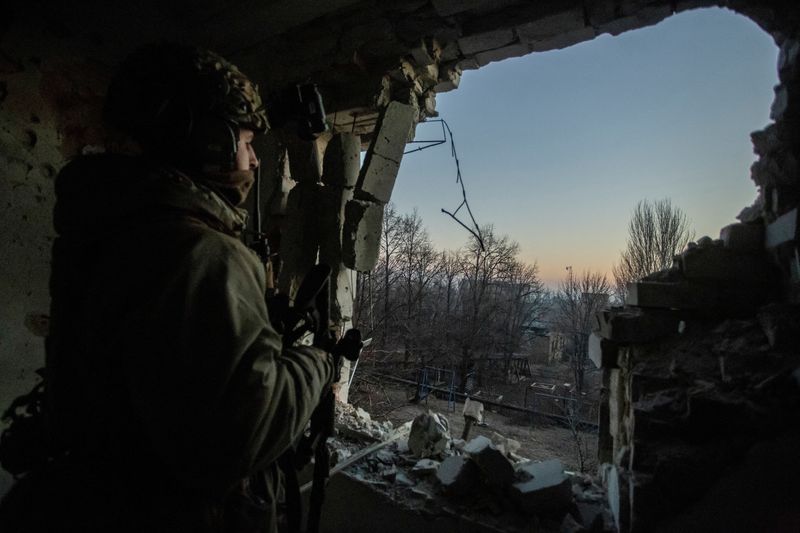 &copy; Reuters. FILE PHOTO: A Ukrainian serviceman looks on, amid Russia's attack on Ukraine, in Bakhmut, Donetsk region, Ukraine January 27, 2023. REUTERS/Yan Dobronosov   