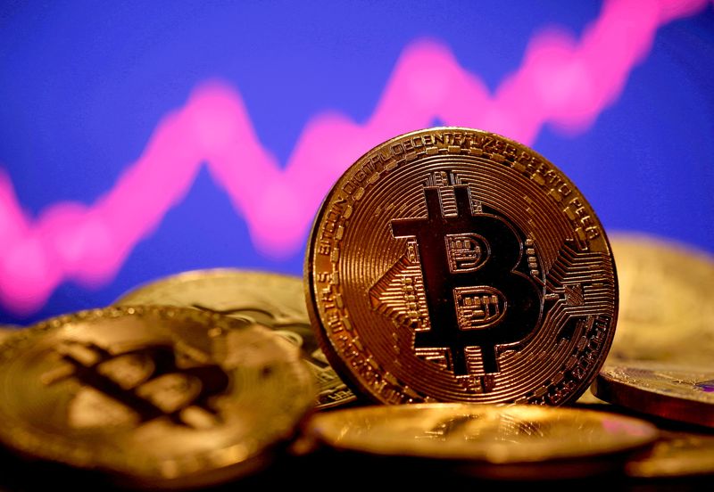 © Reuters. FILE PHOTO: A representation of virtual currency Bitcoin is seen in front of a stock graph in this illustration taken January 8, 2021. REUTERS/Dado Ruvic/File Photo