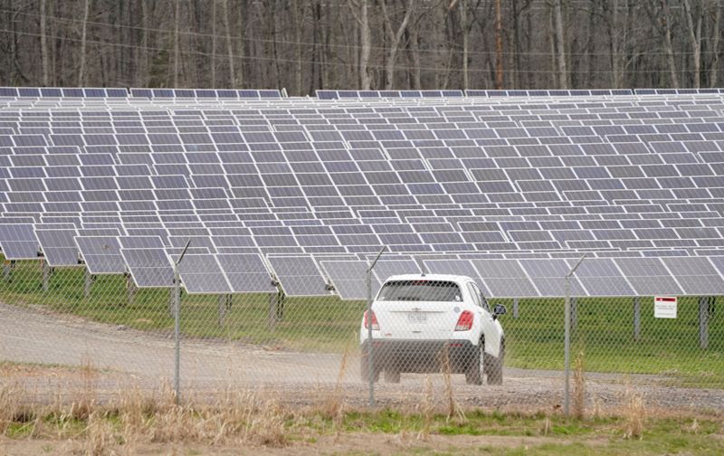 &copy; Reuters. FILE PHOTO: A car is seen along a dirt road in the Spotsylvania Solar Energy Center, the largest solar project east of the Rockies, in Locust Grove, Virginia, U.S. April 4, 2022. REUTERS/Kevin Lamarque