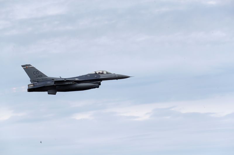 &copy; Reuters. FOTO DE ARCHIVO: Un F-16 Fighting Falcon de la Fuerza Aérea de Estados Unidos del Ala 140 de la Guardia Nacional Aérea de Colorado durante el ejercicio de la OTAN Saber Strike sobrevuela la base aérea militar de Amari, Estonia, 12 de junio de 2018. REU