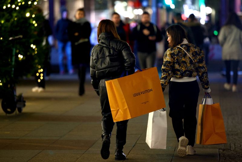 &copy; Reuters. Mujeres con bolsas de la compra con la marca Louis Vuitton caminan fuera de los grandes almacenes Kaufhaus des Westens "KaDeWe" en Berlín, Alemania, 16 de noviembre 2022. REUTERS/Lisi Niesner