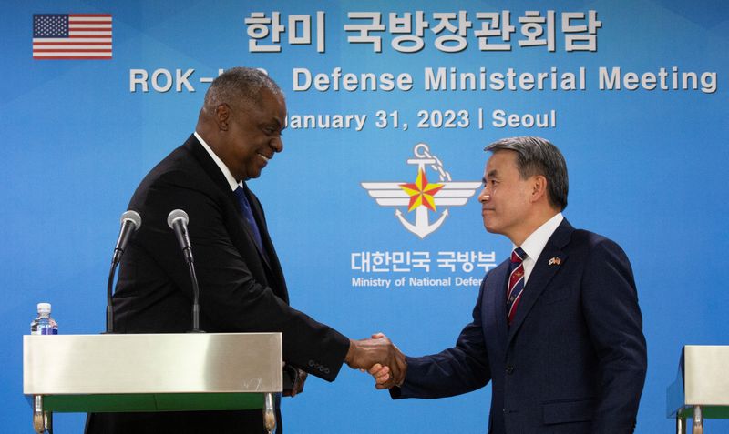 © Reuters. U.S. Secretary of Defense Lloyd Austin shakes hands with South Korean Defense Minister Lee Jong-sup after a joint press conference at the Defence Ministry in Seoul, South Korea 31 January 2023.  Jeon Heon-Kyun/Pool via REUTERS 