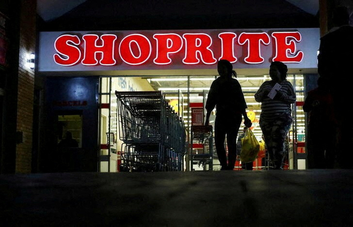 © Reuters. FILE PHOTO: Shoppers leave the Shoprite store in Daveyton, South Africa May 23, 2018. REUTERS/Siphiwe Sibeko