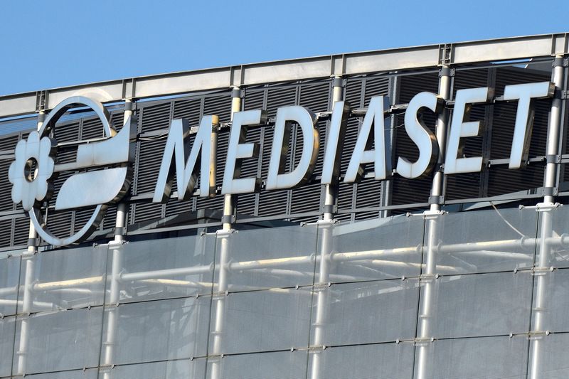 &copy; Reuters. FOTO DE ARCHIVO: El logotipo de Mediaset en su sede en Cologno Monzese, Italia, el 22 de junio de 2021. REUTERS/Flavio Lo Scalzo