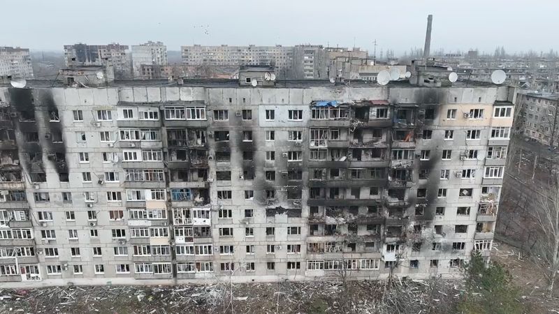 &copy; Reuters. منظر من الجو لمباني مدمرة في بلدة فوليدار بمنطقة دونيتسك وسط استمرار الهجوم  الروسي على أوكرانيا في لقطة أخذت من فيديو تم بثه في 27 يناير كانو