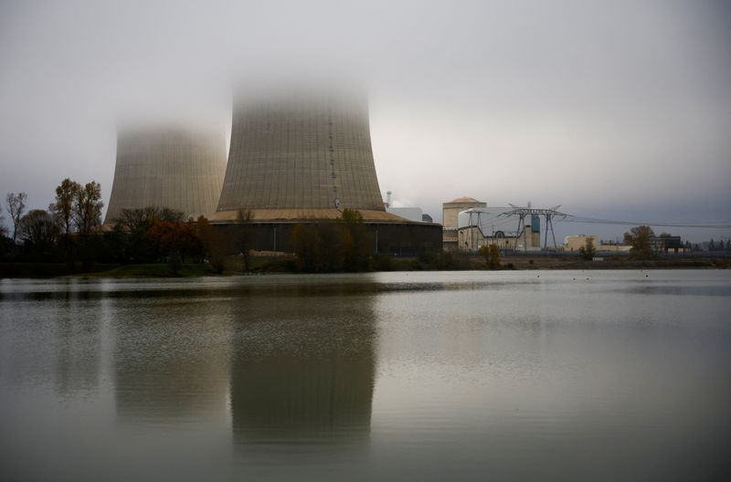 &copy; Reuters. FILE PHOTO: Cooling towers of the Electricite de France (EDF) nuclear power plant are pictured in Saint-Laurent-Nouan, France, November 10, 2022. REUTERS/Stephane Mahe/File Photo