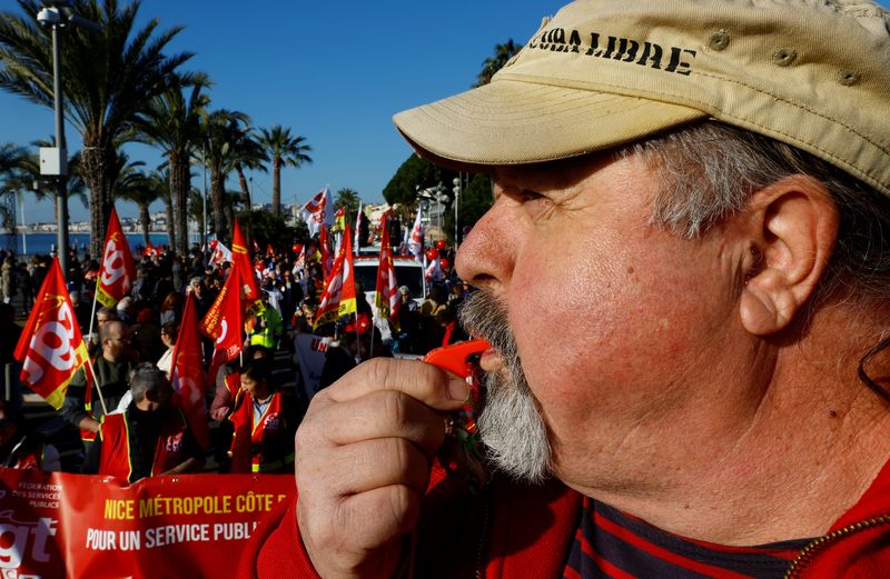 © Reuters. Des syndicalistes français de la CGT manifestent contre le plan de réforme des retraites du gouvernement français, à Nice. /Photo prise le 31 janvier 2023/REUTERS/Eric Gaillard