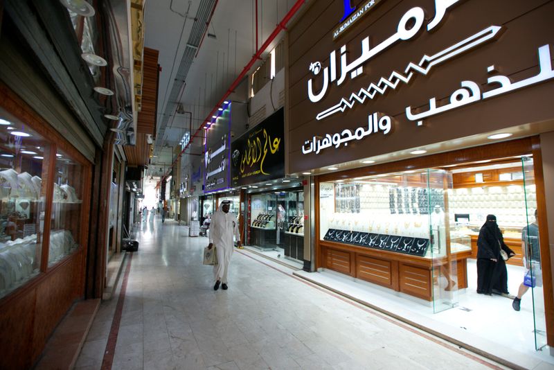 &copy; Reuters. FILE PHOTO: People walk inside a jewellery store in Riyadh, Saudi Arabia November 12, 2017. REUTERS/Faisal Al Nasser