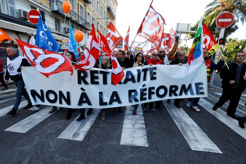&copy; Reuters. محتجون يرفعون أعلام اتحاد القوى العاملة خلال مظاهرة في نيس يوم الثلاثاء ضد خطة الحكومة الفرنسية لإصلاح معاشات التقاعد . تصوير : إريك جايار - 