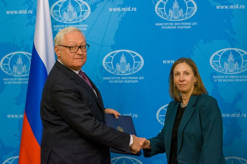 &copy; Reuters. Vice-chanceler da Rússia, Sergei Ryabkov, cumprimenta embaixadora dos Estados Unidos, Lynne Tracy, durante reunião em Moscou
30/01/2023 Ministério das Relações Exterioes da Rússia/Divulgação via REUTERS