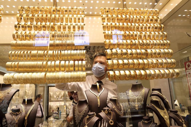 &copy; Reuters. FILE PHOTO: A goldsmith wearing a protective face mask arranges golden bangles as the other talks to customers at a jewellery shop at the Grand Bazaar in Istanbul, Turkey, August 6, 2020. Picture taken August 6, 2020. REUTERS/Murad Sezer/