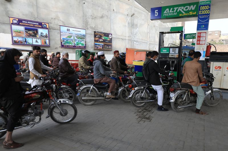 © Reuters. FILE PHOTO: People wait for their turn to get fuel at a petrol station in Peshawar, Pakistan January 30, 2023. REUTERS/Fayaz Aziz