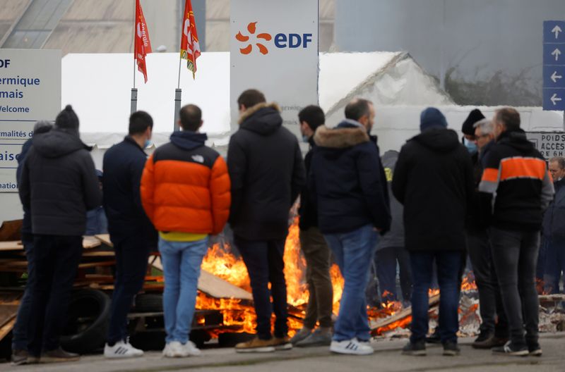 &copy; Reuters. Des grévistes se rassemblent devant la centrale électrique au charbon d'EDF à Cordemais, près de Nantes. /Photo prise le 25 janvier 2022/REUTERS/Stéphane Mahé