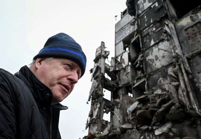 &copy; Reuters. FILE PHOTO: Former British Prime Minister Boris Johnson visits the town of Borodianka, heavily damaged during Russia's invasion of Ukraine, outside of Kyiv, Ukraine January 22, 2023. REUTERS/Viacheslav Ratynskyi/File Photo