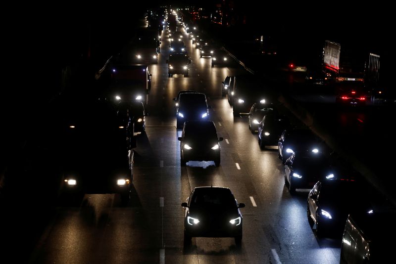 © Reuters. FILE PHOTO: Commuters drive during rush hour on the highway in Paris suburb, France, September 8, 2021. REUTERS/Eric Gaillard