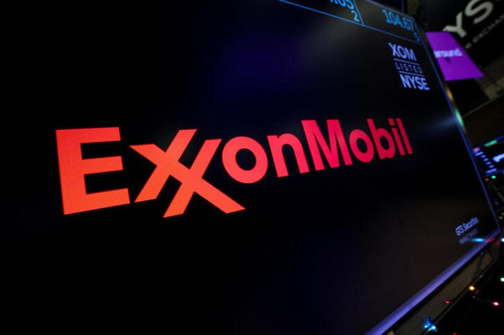 &copy; Reuters. Imagen de archivo del logo de ExxonMobil en una pantalla de la Bolsa de Nueva York, EEUU.