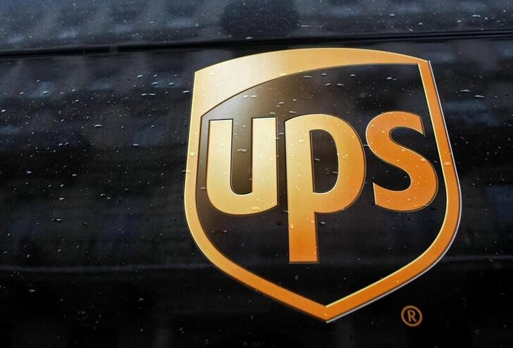 &copy; Reuters. Imagen de archivo del logo de UPS en un auto en el centro de Varsovia, Polonia.