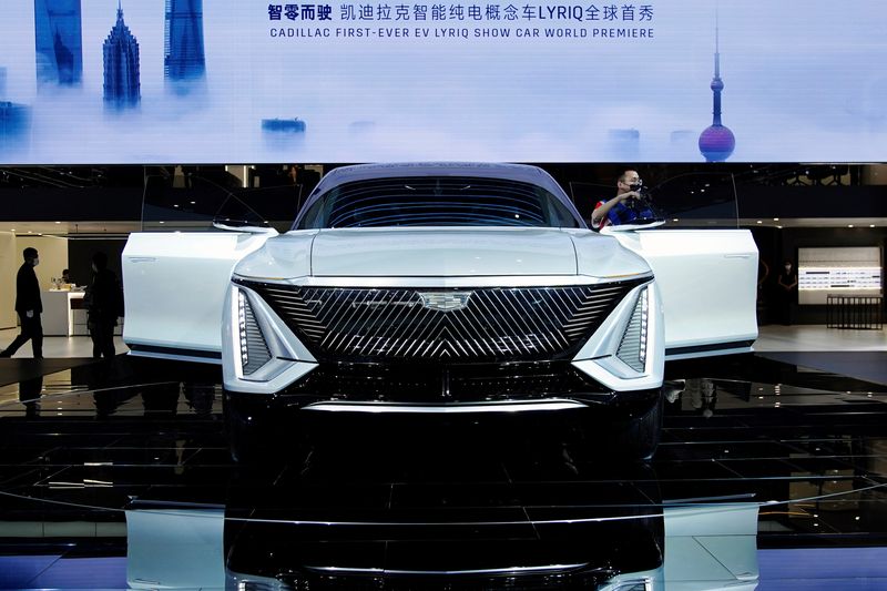 © Reuters. FILE PHOTO: A Cadillac Lyriq electric vehicle (EV) under General Motors is seen during its world premiere on a media day for the Auto Shanghai show in Shanghai, China April 19, 2021. REUTERS/Aly Song